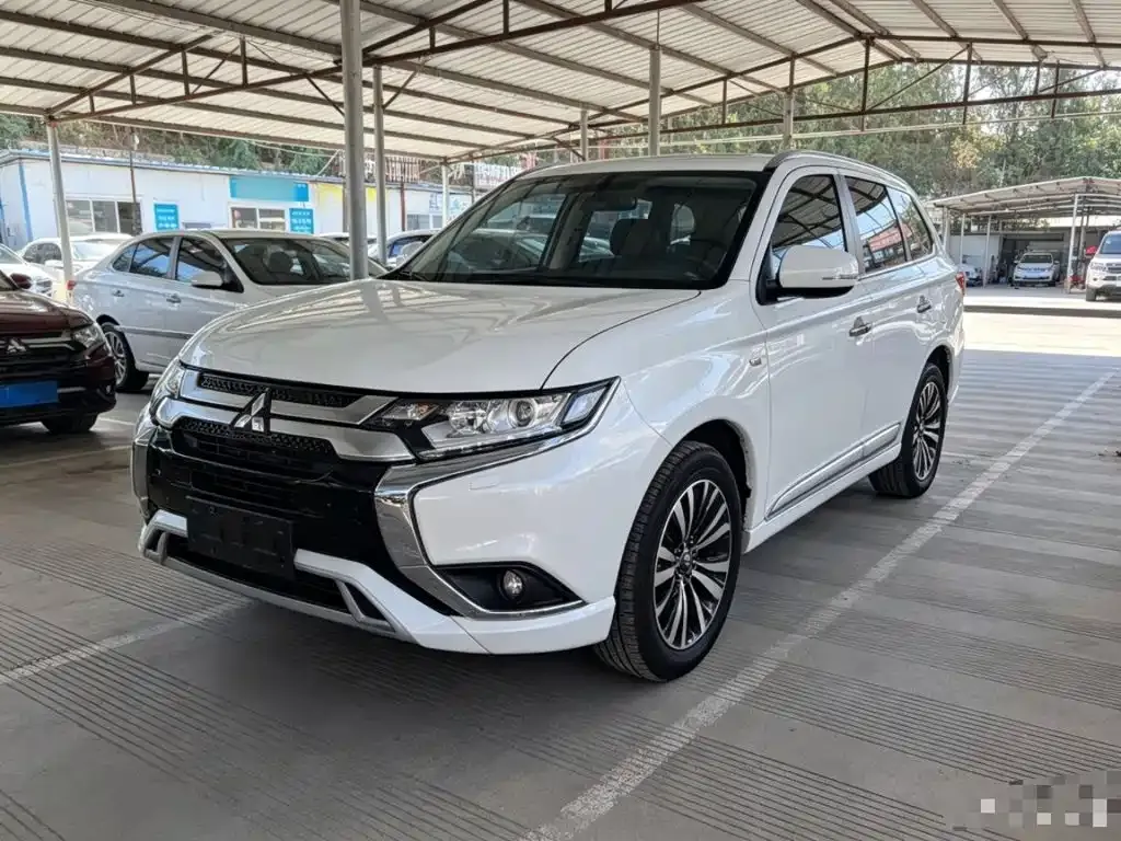 Mitsubishi Outlander — фото 1