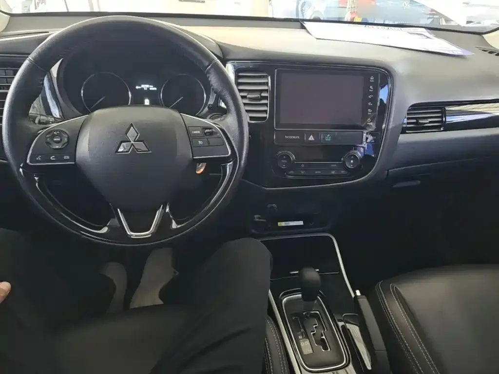 Mitsubishi Outlander — фото 7