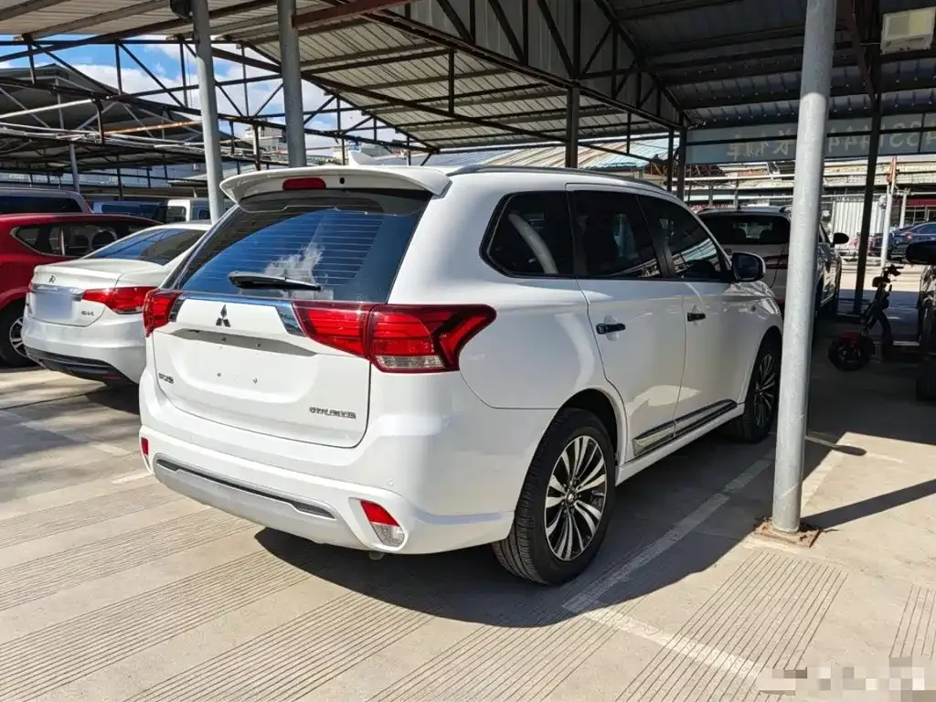 Mitsubishi Outlander — фото 2