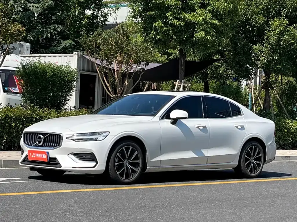 Volvo S60 — фото 1