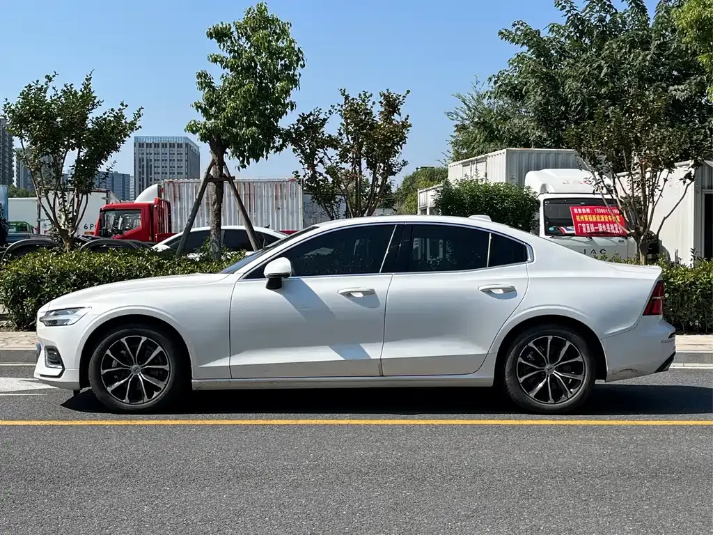 Volvo S60 — фото 10