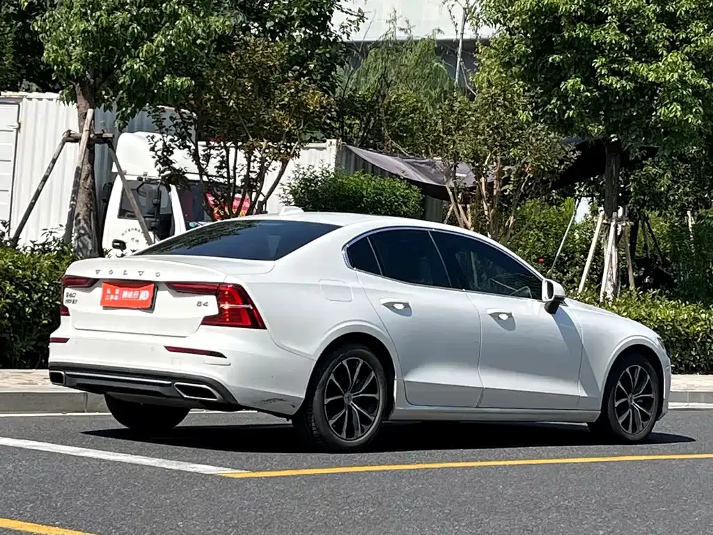 Volvo S60 — фото 8