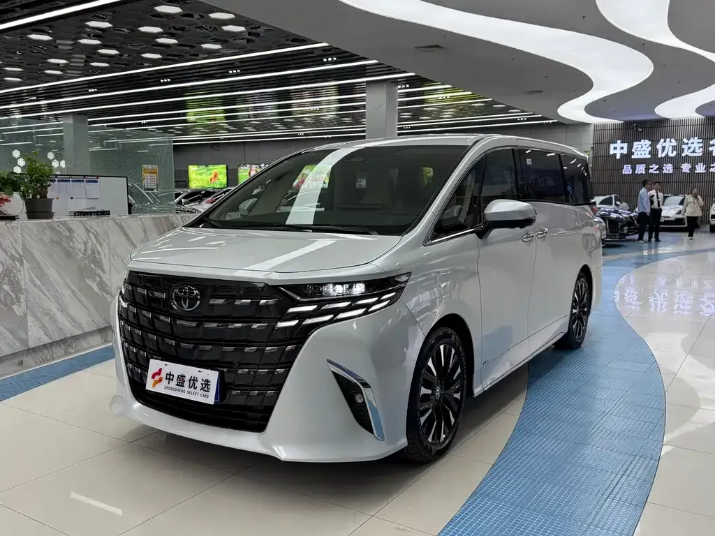 Toyota Alphard — фото 1