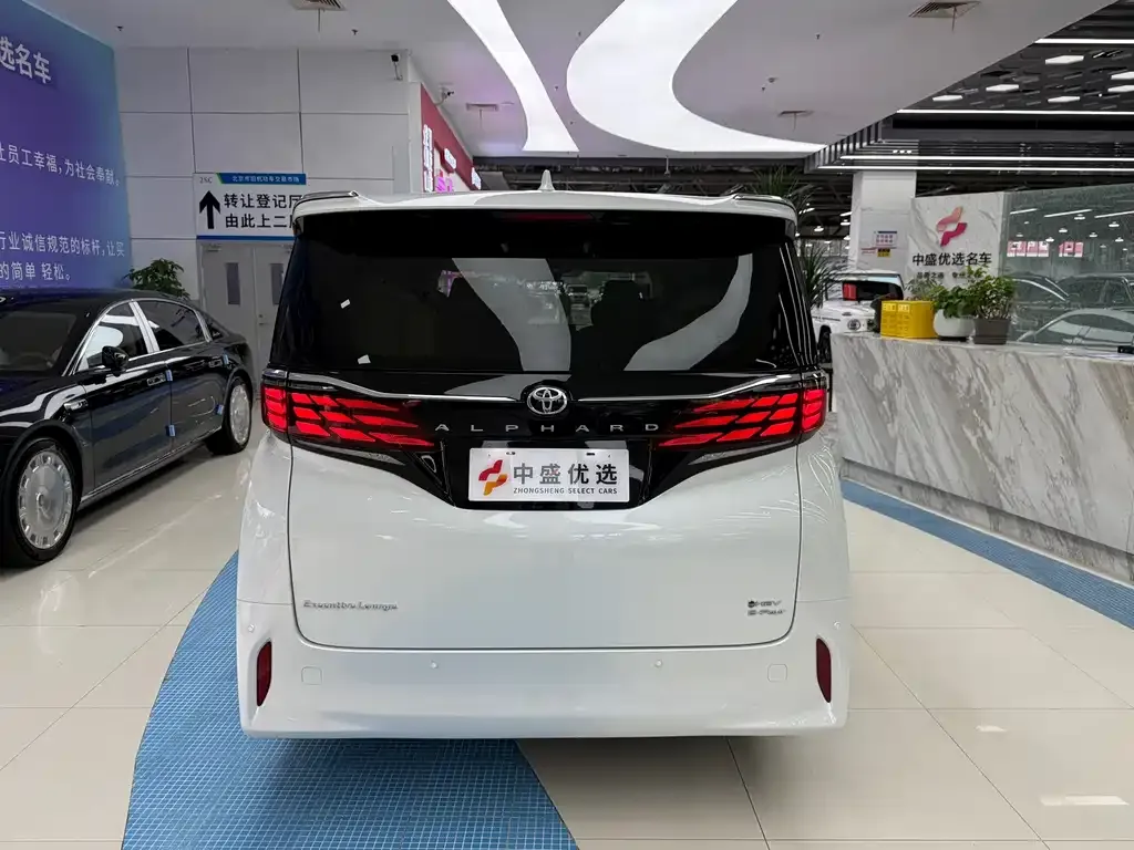 Toyota Alphard — фото 9