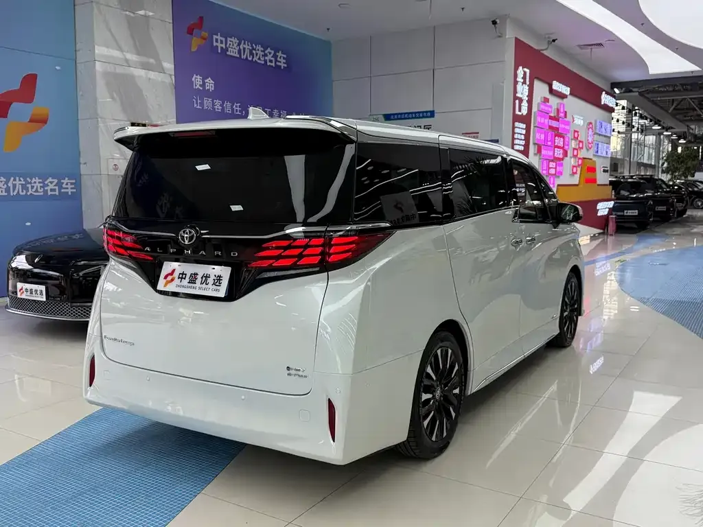 Toyota Alphard — фото 3