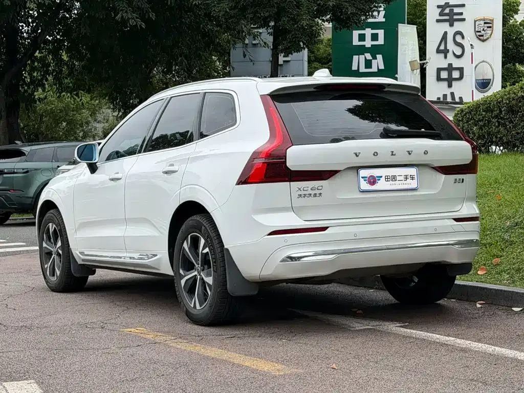 Volvo XC60 — фото 10