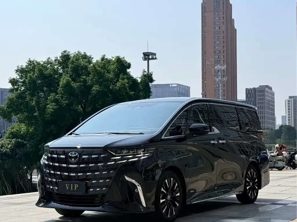 Toyota Alphard — фото 1