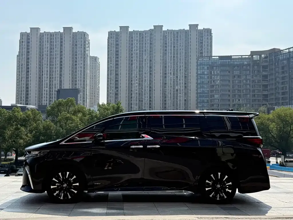 Toyota Alphard — фото 4