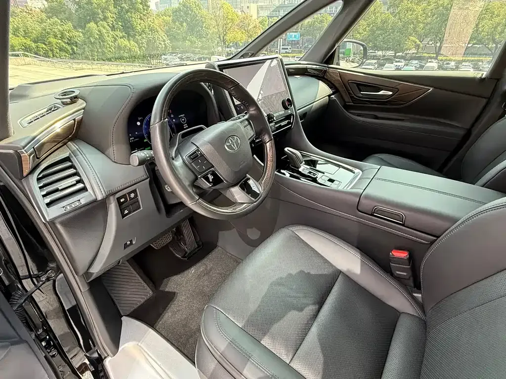 Toyota Alphard — фото 8