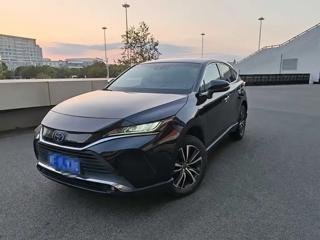 Toyota Harrier — фото 1