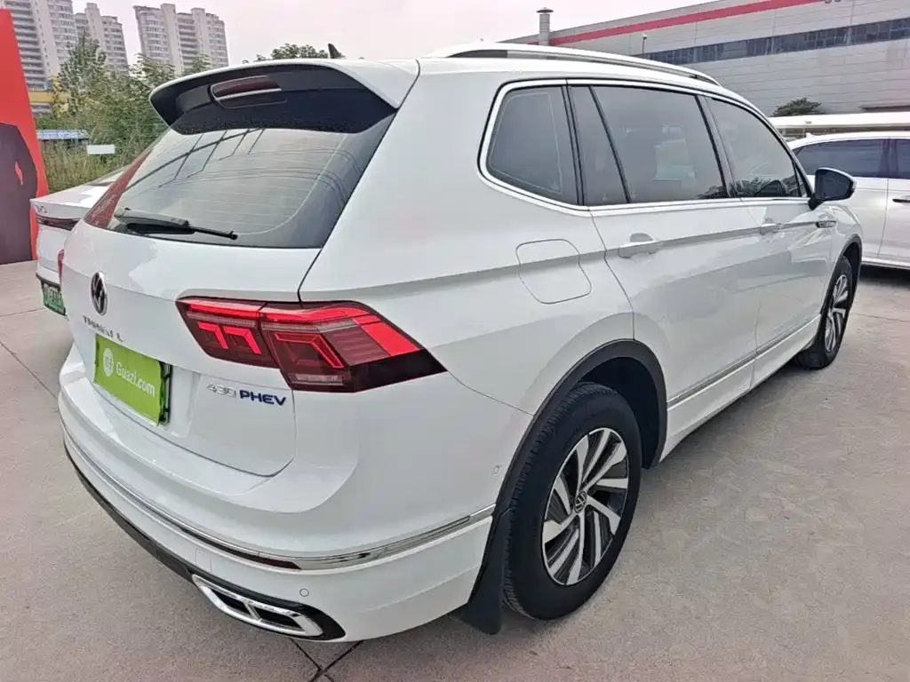Volkswagen Tiguan L PHEV — фото 8