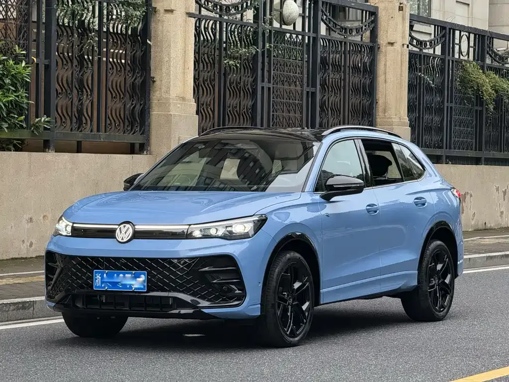 Volkswagen Tiguan L — фото 1