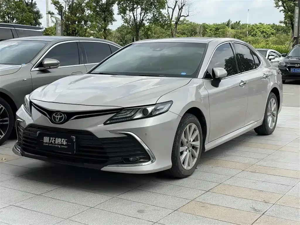 Toyota Camry — фото 1