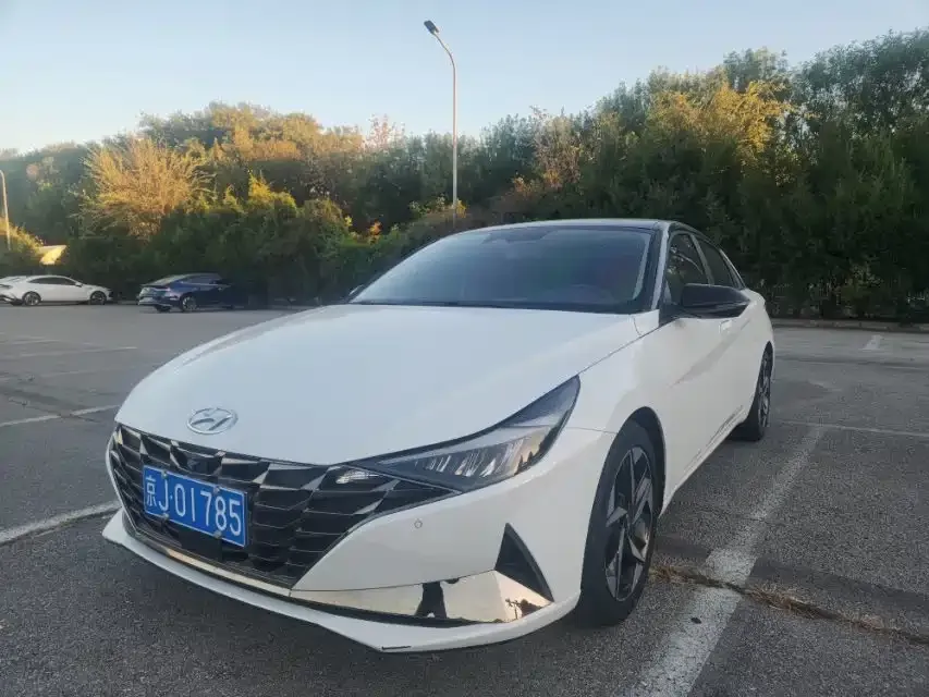 Hyundai Elantra — фото 1
