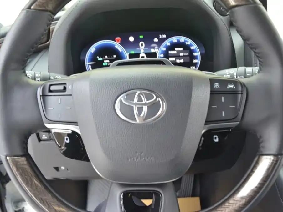 Toyota Alphard — фото 9