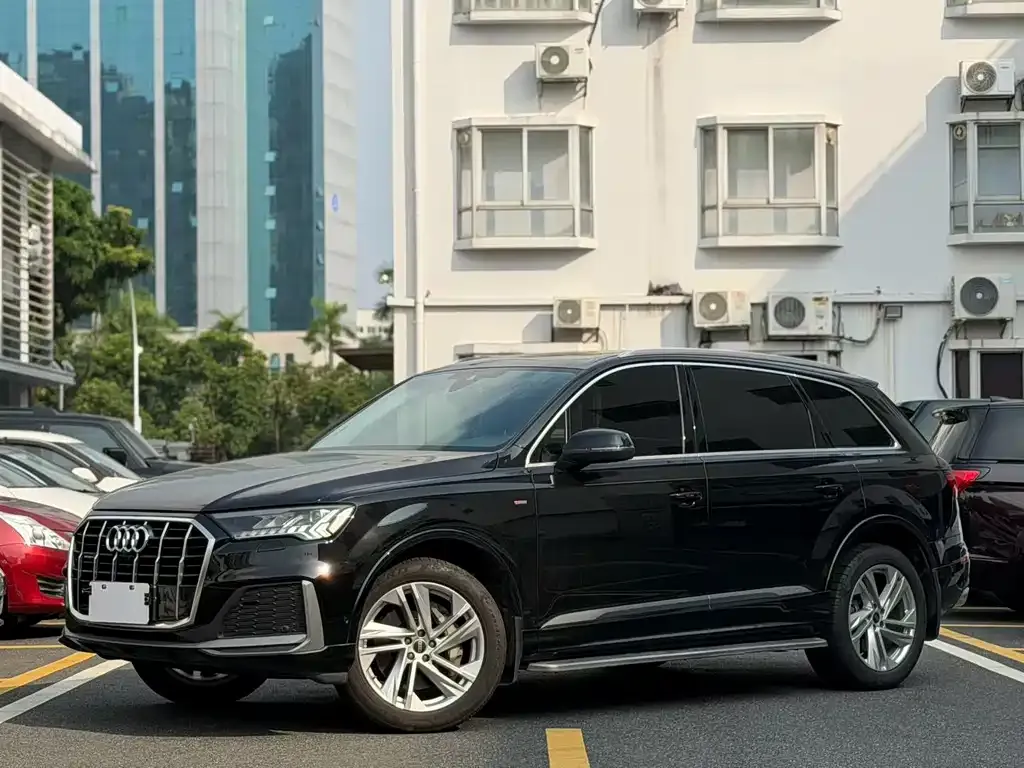 Audi Q7 — фото 1