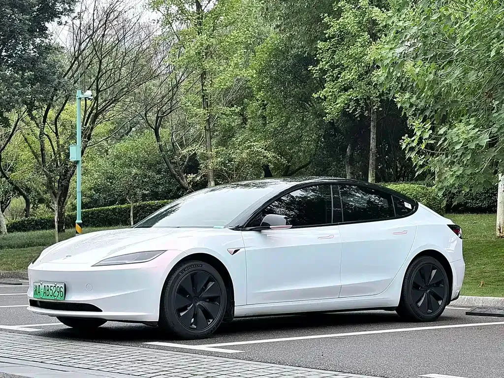 Tesla Model 3 — фото 1