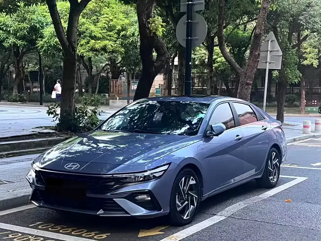 Hyundai Elantra — фото 1