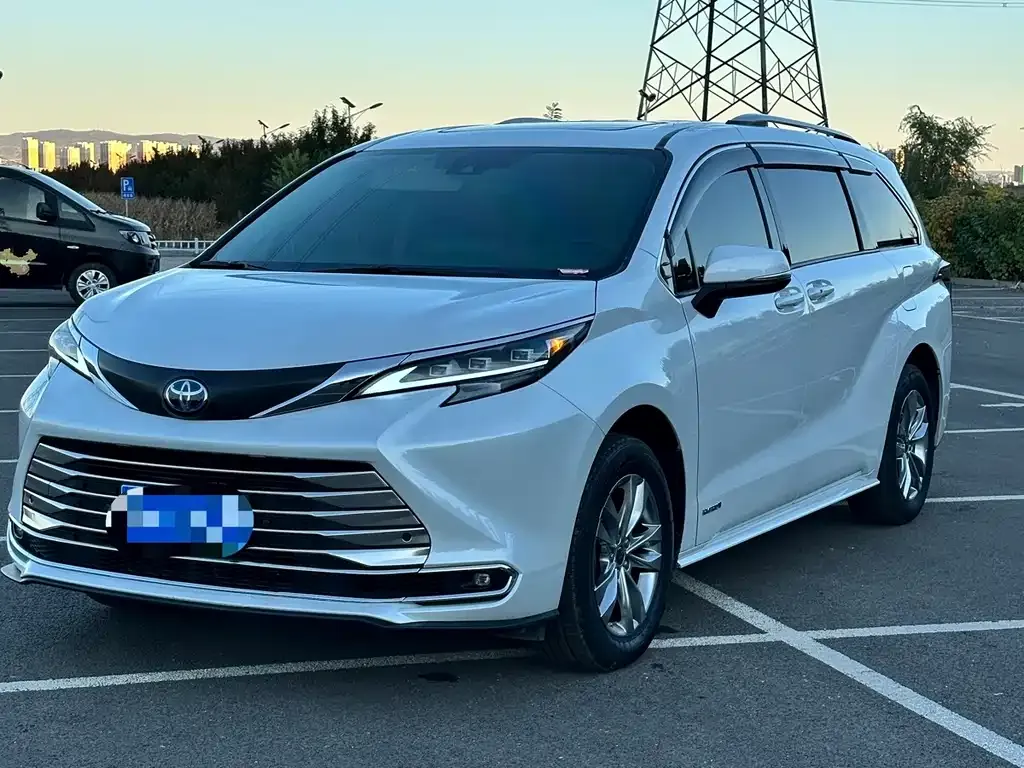 Toyota Sienna — фото 1