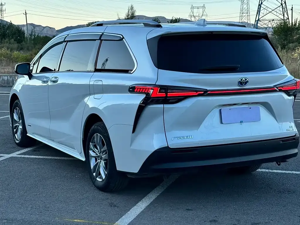 Toyota Sienna — фото 7