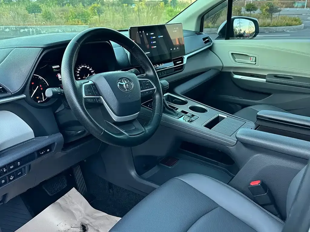 Toyota Sienna — фото 8