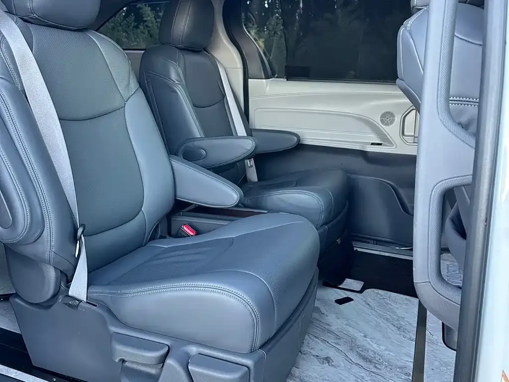 Toyota Sienna — фото 4