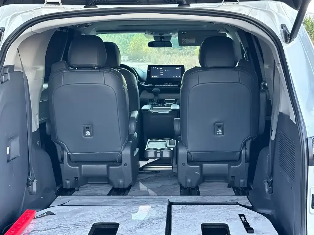 Toyota Sienna — фото 3