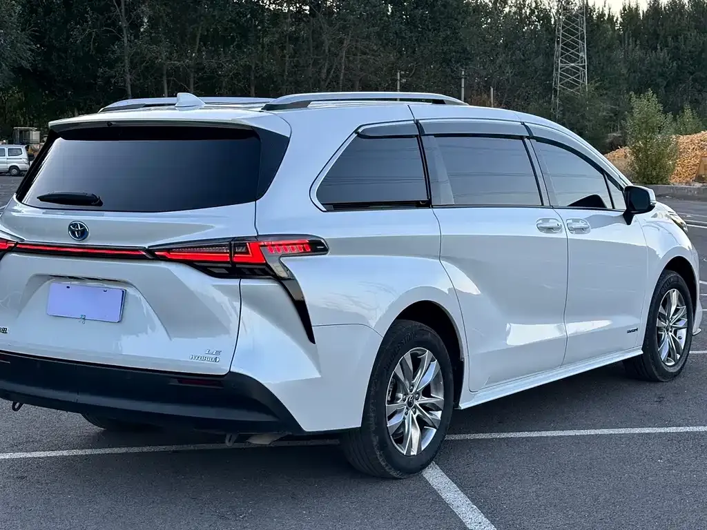 Toyota Sienna — фото 5