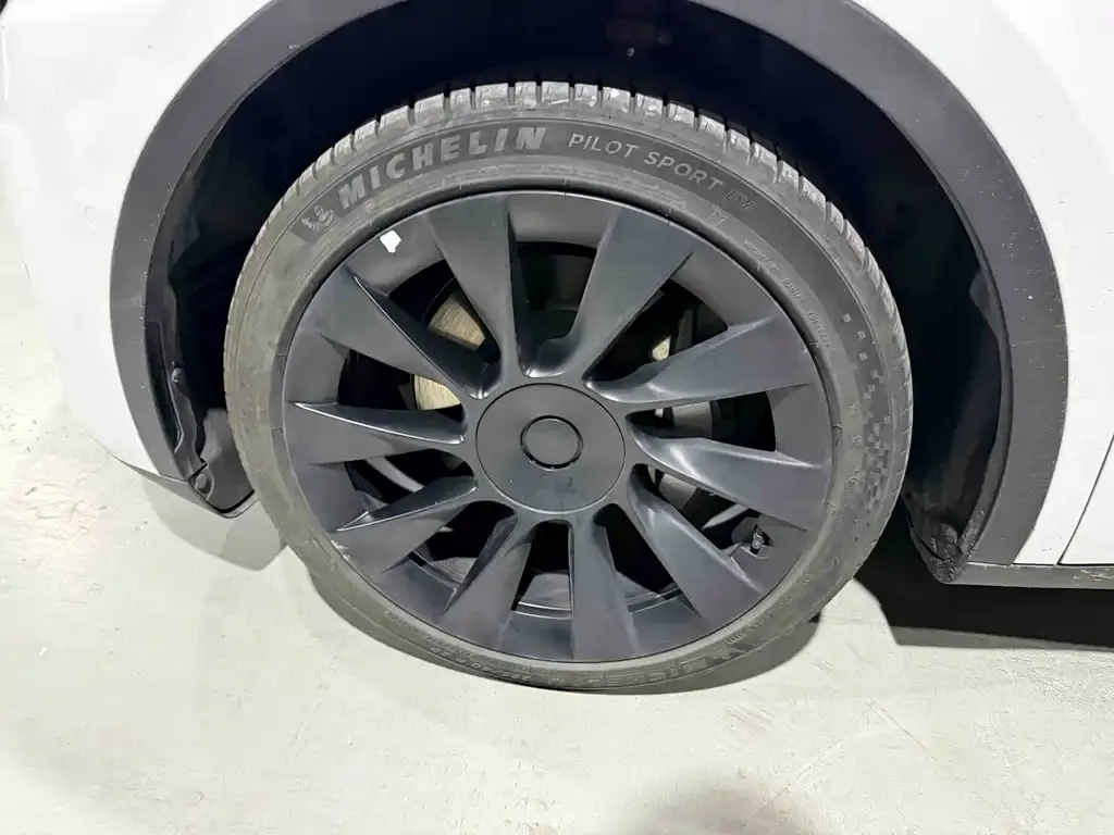 Tesla Model Y — фото 5