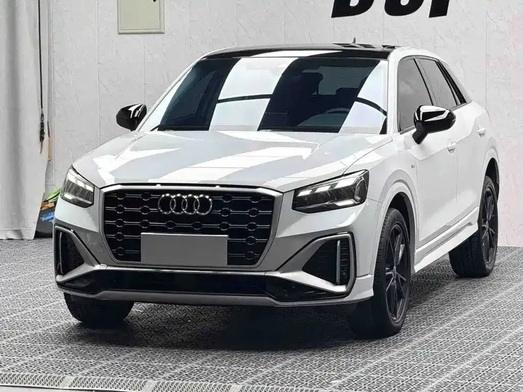 Audi Q2L — фото 1