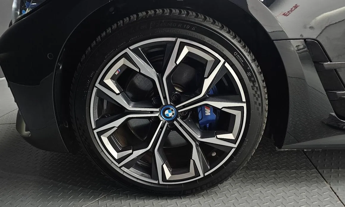 BMW i4 — фото 6