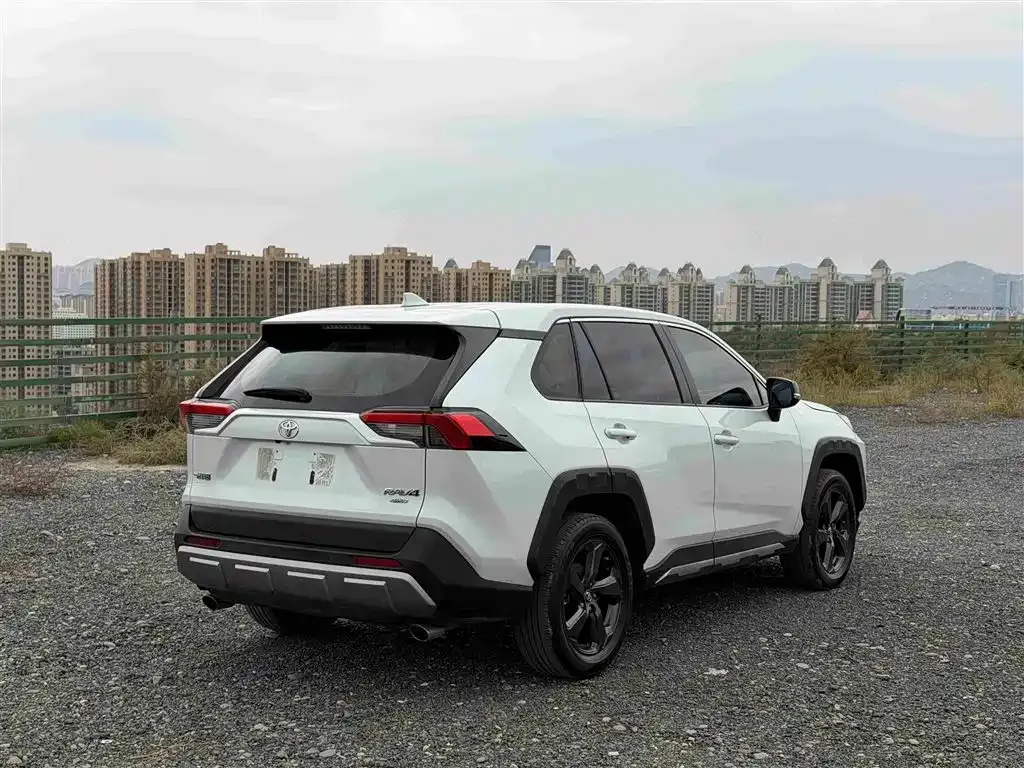 Toyota RAV4 — фото 3