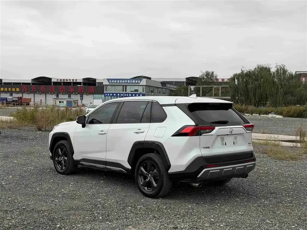 Toyota RAV4 — фото 7