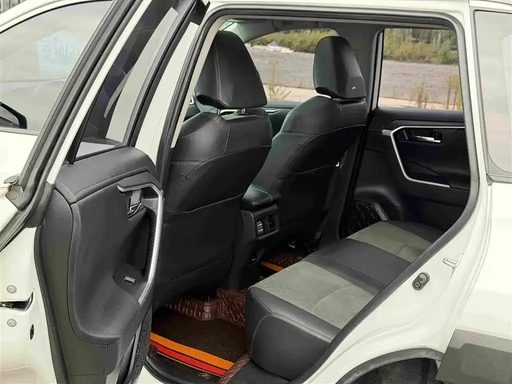 Toyota RAV4 — фото 2