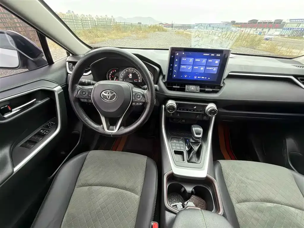 Toyota RAV4 — фото 10