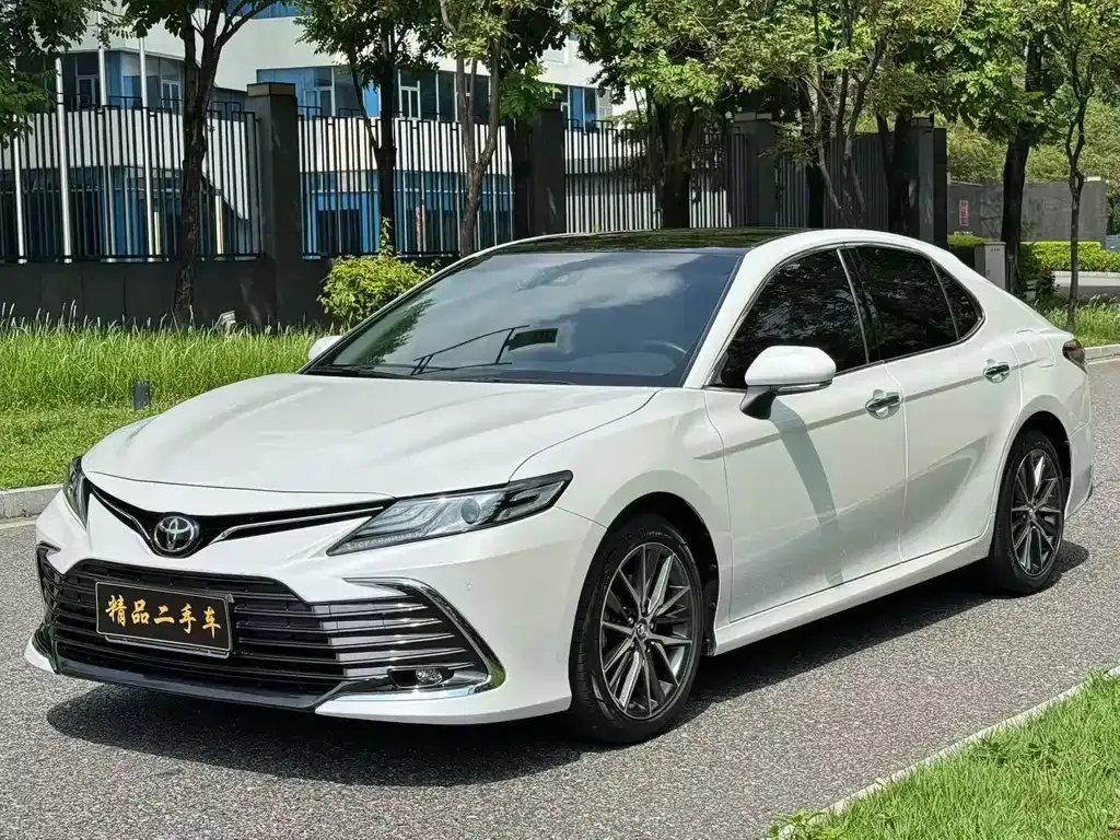 Toyota Camry — фото 1