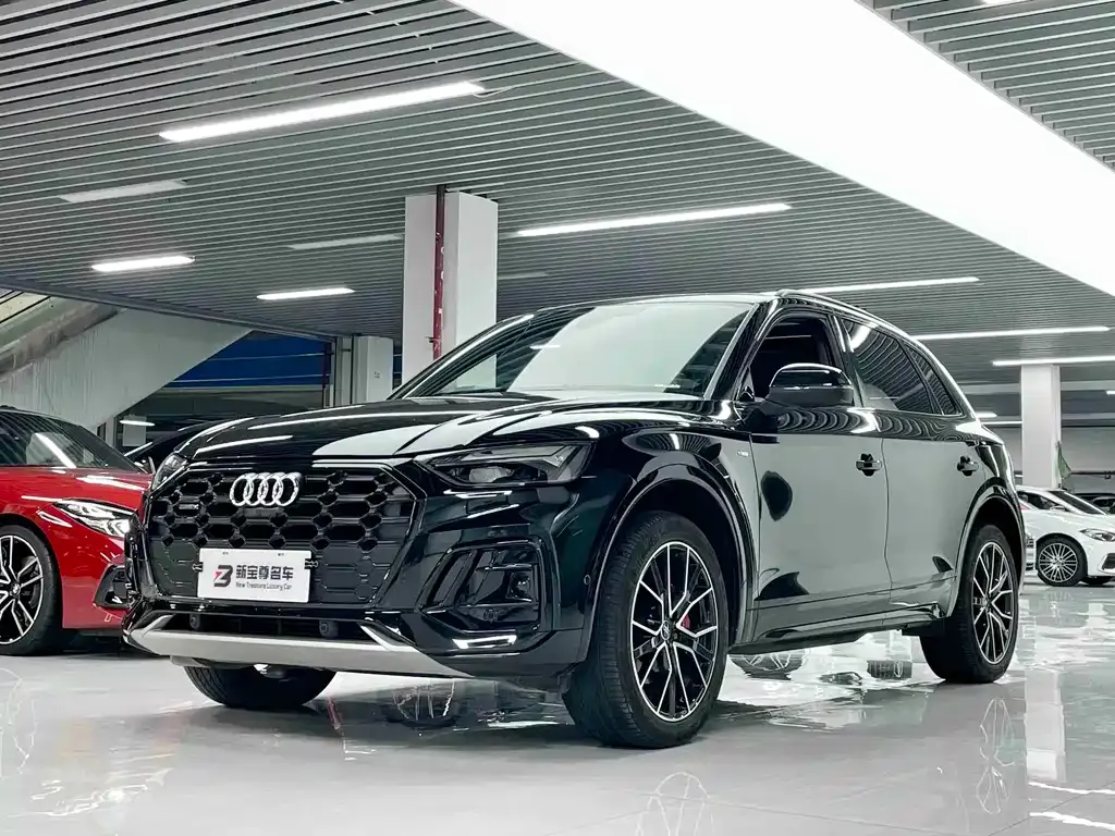 Audi Q5L — фото 1
