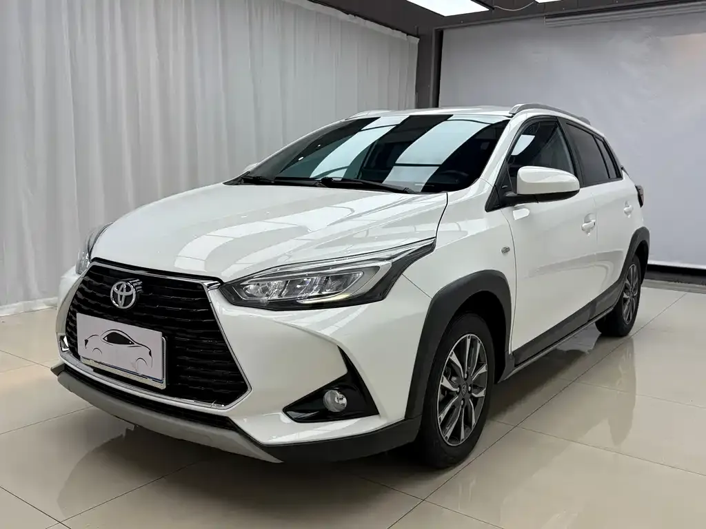 Toyota Yaris L — фото 1