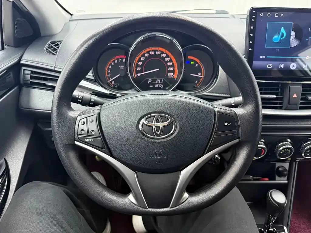 Toyota Yaris L — фото 9