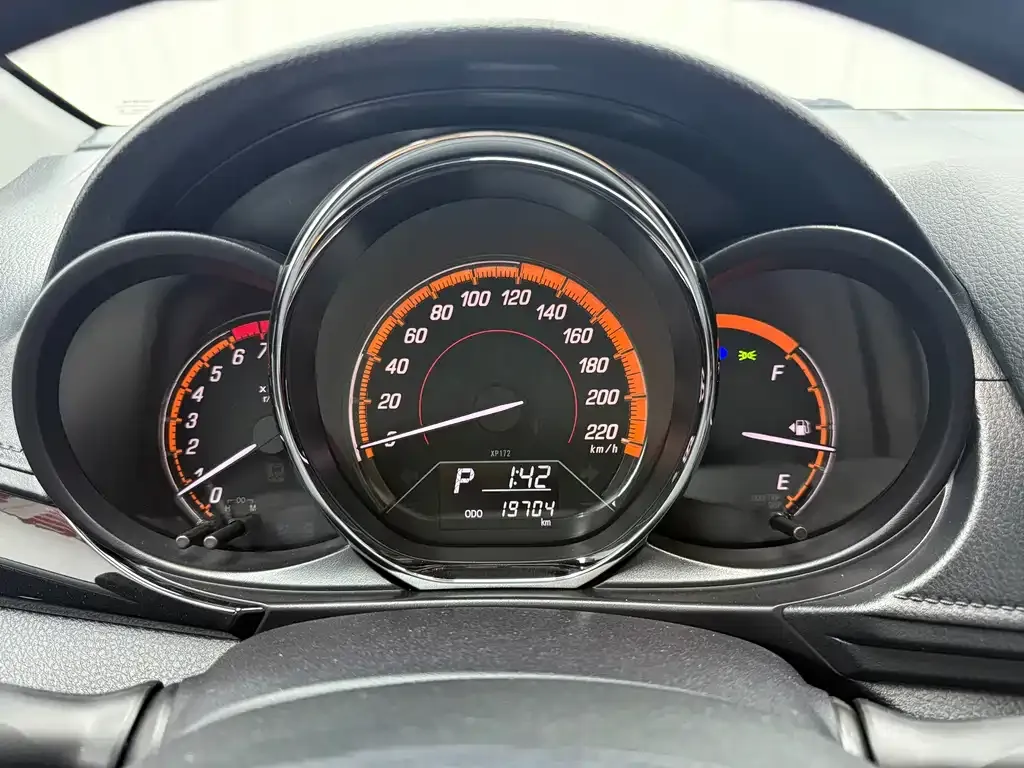 Toyota Yaris L — фото 2