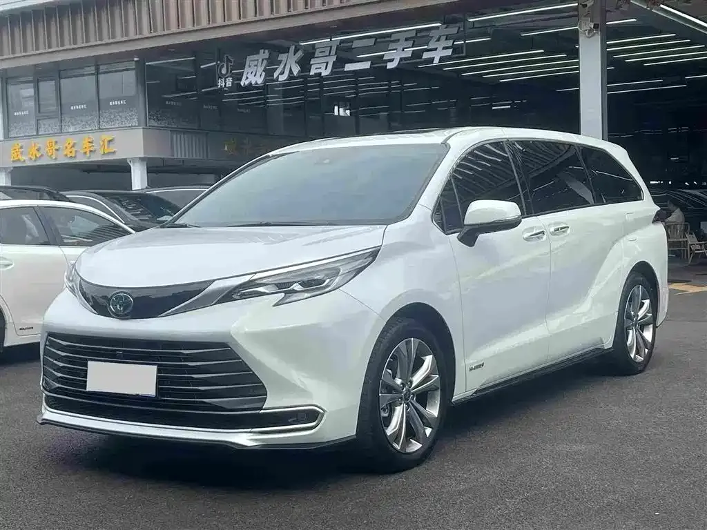 Toyota Sienna — фото 1