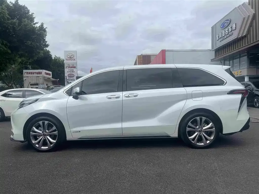 Toyota Sienna — фото 9