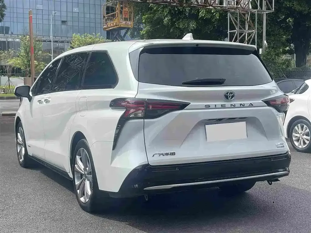 Toyota Sienna — фото 4