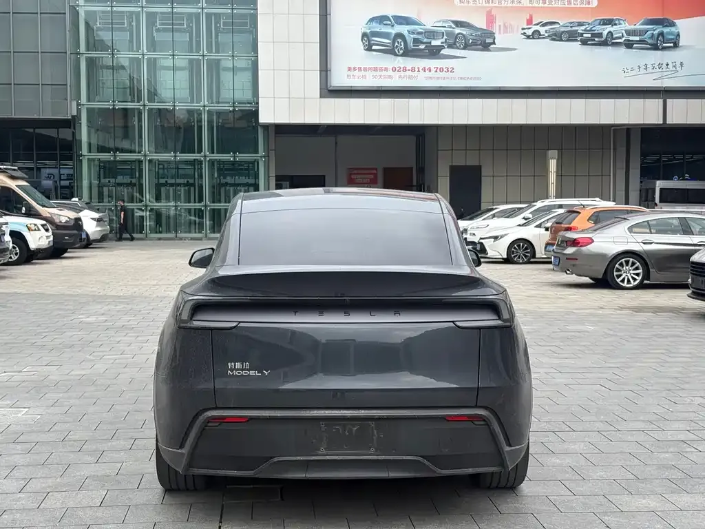 Tesla Model Y — фото 9