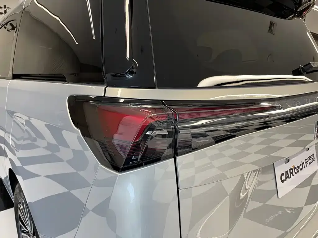 Buick GL8 Hybrid — фото 10