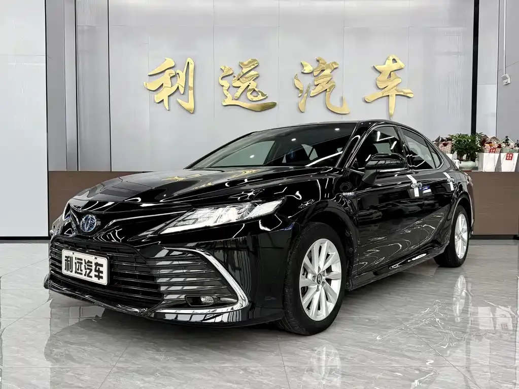Toyota Camry — фото 1