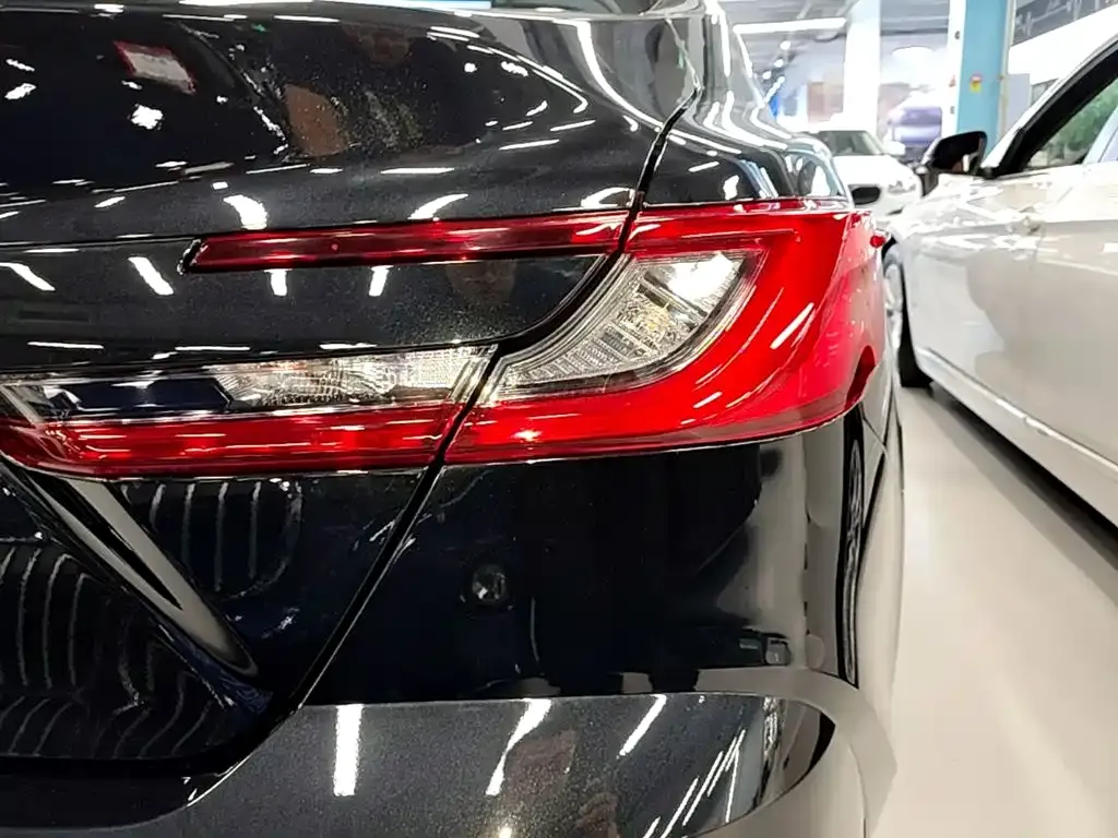 Toyota Camry — фото 1