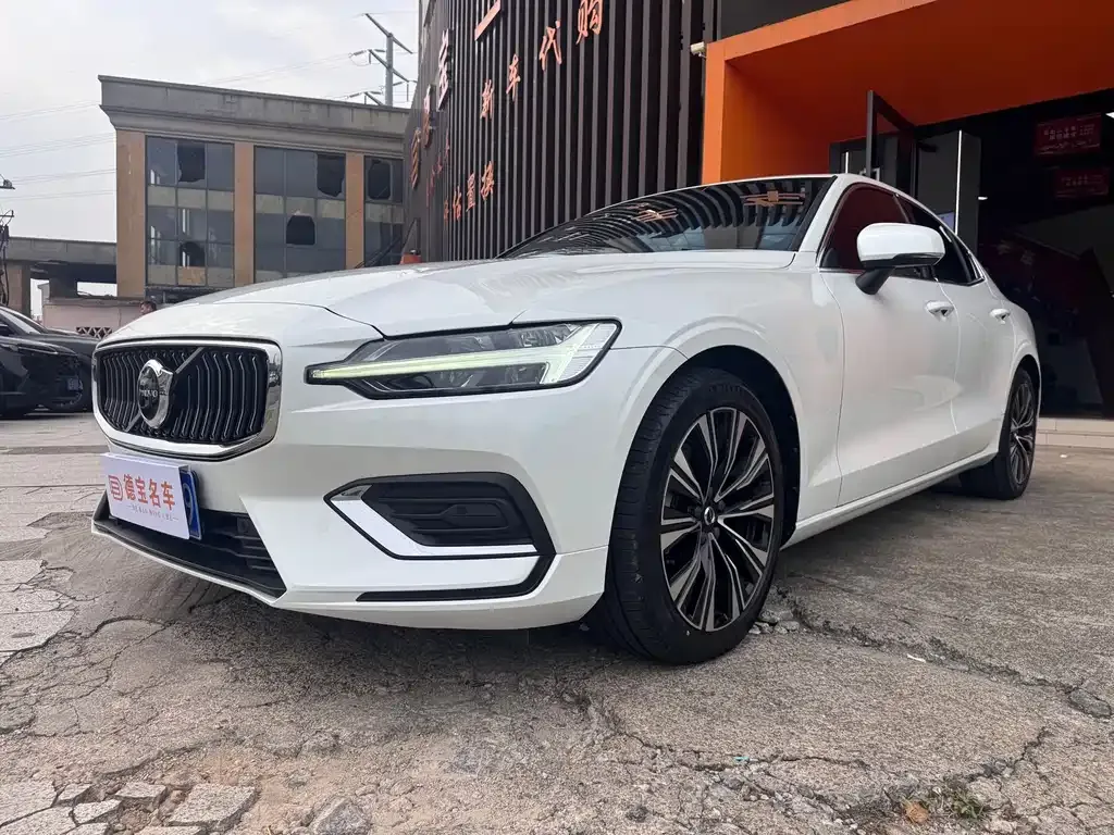 Volvo S60 — фото 1