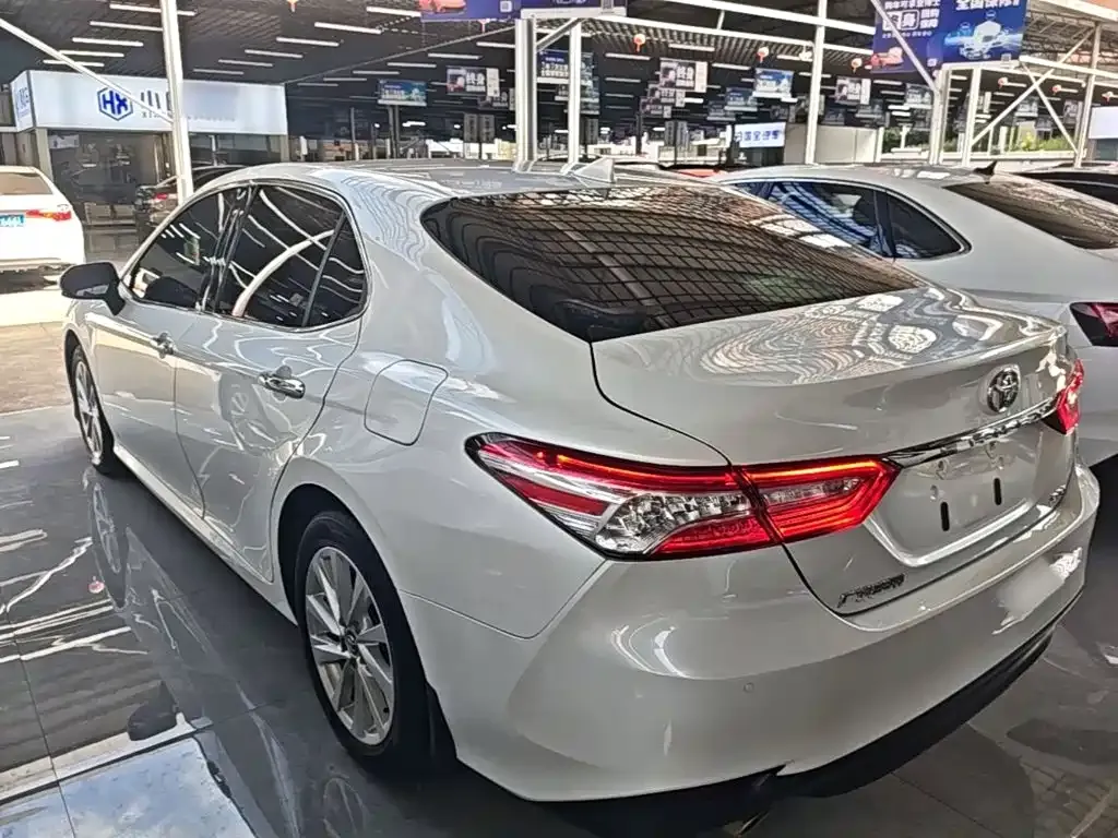 Toyota Camry — фото 4