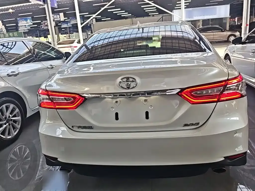 Toyota Camry — фото 8